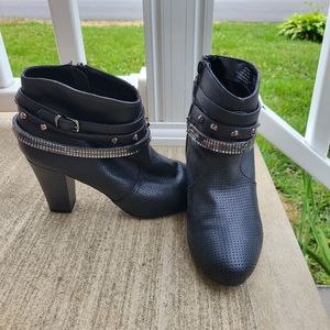 Jennifer Lopez size 8 Black studded and spiked ankle boots